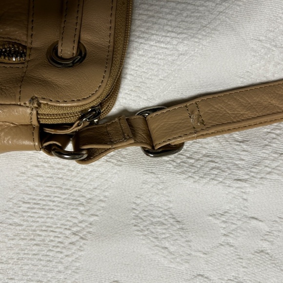 Great American Soft Tan Leather 3 Pocket Purse snap close and adjustable straps - Picture 13 of 14